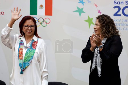 Téléchargez les photos : 15 juin 2023, Mexico, Mexique : La secrétaire à l'Éducation publique, Leticia Ramirez, et la présidente du Comité olympique mexicain, Maria Jose Alcala, lors de la cérémonie d'agitation du drapeau pour le CCM San Salvador - en image libre de droit