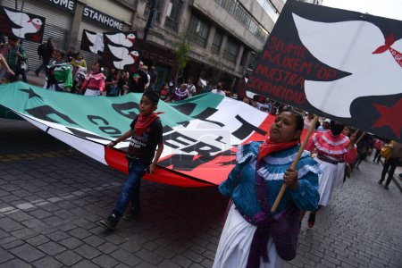 Foto de 8 de junio de 2023, Ciudad de México, México: Miembros de comunidades, organizaciones, activistas y simpatizantes zapatistas del Ejército Zapatista de Liberación Nacional (EZLN) participan durante la marcha de acción global contra los ataques paramilitares en Chiapas - Imagen libre de derechos
