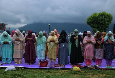 Foto de 07 de julio 2023, Srinagar Cachemira, India: Las mujeres musulmanas cachemires ofrecen oraciones durante las oraciones especiales en el aniversario de la muerte de Hazrat Usman Ghani, el tercer califa del Islam, en el santuario Hazratbal en Srinagar - Imagen libre de derechos