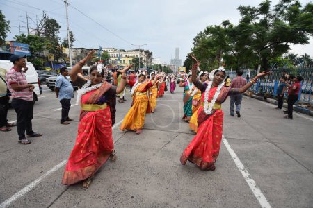 Foto de 28 de junio de 2023, Kolkata, India. Miles de devotos hindúes celebran el Ulta-Rath Yatra (Viaje de carros con deidades de Jagannath, Balaram y Subhadra) que organiza la Sociedad Internacional para la Conciencia de Krishna (ISKCON)) - Imagen libre de derechos