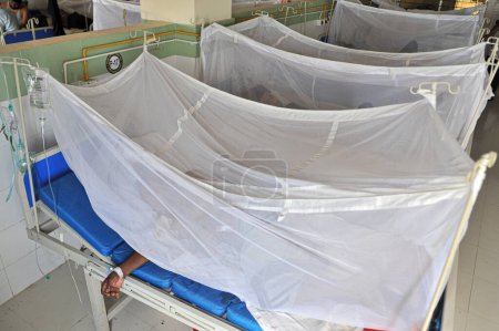 Foto de 26 Julio 2023 Sylhet-Bangladesh: Los pacientes infectados con dengue bajo mosquiteros están recibiendo tratamiento en la esquina del dengue del Sylhet MAG Osmani Medical College & Hospital, Sylhet, Bangladesh. Más de 20 pacientes ingresan en el Dengue Corner - Imagen libre de derechos