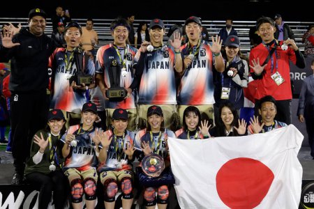Foto de 12 de noviembre de 2022, Ciudad de México, México: Equipo de Japón, recibe medalla de plata durante la ceremonia de entrega de premios de la Copa Mundial de Béisbol 5 - Imagen libre de derechos