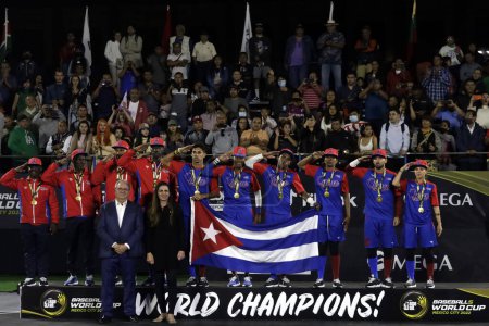 Foto de 12 de noviembre de 2022, Ciudad de México, México: Cuba recibe una medalla de oro después de convertirse en campeona mundial de la Copa Mundial de Béisbol 5, en el Zócalo de la Ciudad de México - Imagen libre de derechos