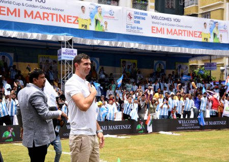 Téléchargez les photos : 05 juillet 2023, Kolkata, Inde : victoire de la Coupe du monde 2022 de la FIFA, le gardien de but argentin Emiliano Martinez, salue les fans lors d'un événement de fans dans le cadre de sa visite en Inde - en image libre de droit