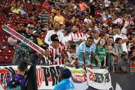 Foto de 25 de julio de 2023, Fisco, Estados Unidos: Los fanáticos de Necaxa muestran su apoyo durante el partido de la Copa de Ligas entre el FC Dallas y Necaxa en el Toyota Stadium - Imagen libre de derechos