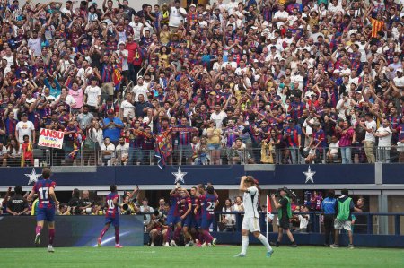 Foto de 29 de julio de 2023, Arlington, Texas, Estados Unidos: Los jugadores de Barcelona celebran el gol de Fermin López durante el partido del Soccer Champions Tour entre Barcelona y el Real Madrid jugado en el AT & T Stadium - Imagen libre de derechos