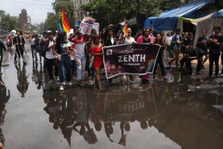 Téléchargez les photos : 25 juin 2023, Kolkata, Inde : Des membres et des partisans de la communauté LGBTQ réclament le drapeau arc-en-ciel alors qu'ils participent au défilé annuel de la fierté LGBTQ. le 25 juin 2023 à Kolkata, Inde - en image libre de droit