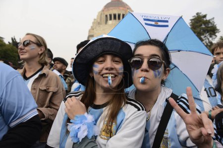 Foto de 18 de diciembre de 2022, Ciudad de México, México: Aficionados argentinos asisten al Fan Fest de la FIFA en el Monumento a la Revolución para apoyar a su equipo en la final de la Copa Mundial de la FIFA contra el equipo francés - Imagen libre de derechos