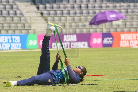 Foto de 8 de octubre de 2022, Sylhet, Bangladesh: Fariha Trisna está haciendo ejercicio físico antes del partido de hoy contra India Women Team. Fariha Trisna, que es la jugadora de bolos con gorra debut de Bangladesh contra el último partido de Bangladesh contra el equipo femenino de Malasia - Imagen libre de derechos