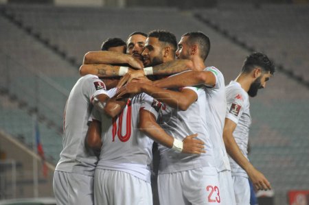 Téléchargez les photos : TUNIS, TUNISIE - 3 SEPTEMBRE : L "équipe tunisienne célèbre après le but lors d'un match des qualifications de la Coupe du monde 2022, entre la Tunisie et la Guinée équatoriale au stade olympique de Rades - en image libre de droit