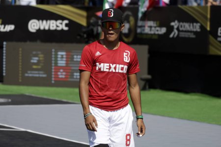 Foto de 10 de noviembre de 2022, Ciudad de México, México: El jugador mexicano Nelson Rodríguez durante el partido entre México y Hong Kong en la Copa del Mundo de Béisbol 5 en el Zócalo - Imagen libre de derechos