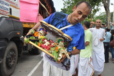 Téléchargez les photos : 28 juin 2023, Kolkata, Inde. Des milliers de dévots hindous célèbrent l'Ulta-Rath Yatra (Voyage des chars avec les divinités de Jagannath, Balaram et Subhadra) organisé par la Société internationale pour la conscience de Krishna (ISKCON) - en image libre de droit