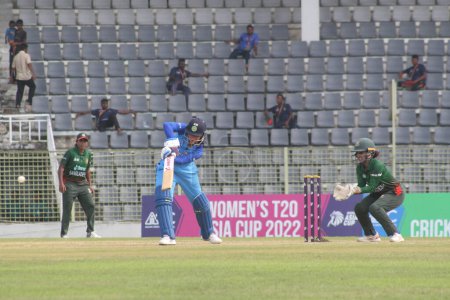 Foto de 7 de octubre de 2022, Sylhet, Bangladesh: Smriti Mandhana de la India El equipo femenino despachado por el lado negativo contra Bangladesh Women Team durante la Copa Femenina de Cricket T20 Asia 2022 en el Estadio Internacional de Cricket Sylhet - Imagen libre de derechos
