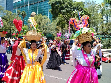 Foto de 9 de agosto de 2023, Ciudad de México, México: Varias organizaciones indígenas participan en el Desfile de Mega Calenda en el Día Internacional de los Pueblos Indígenas en la avenida Reforma en la Ciudad de México. el 9 de agosto de 2023 en Ciudad de México, México - Imagen libre de derechos