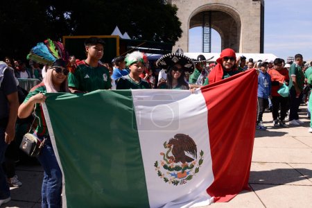 Téléchargez les photos : 26 novembre 2022, Mexico, Mexique : Les Mexicains Fans assistent au Fan Fest de la FIFA au Monument de la Révolution pour soutenir l'équipe du Mexique dans le match contre l'Argentine lors de la Coupe du Monde de la FIFA Qatar 2022 - en image libre de droit