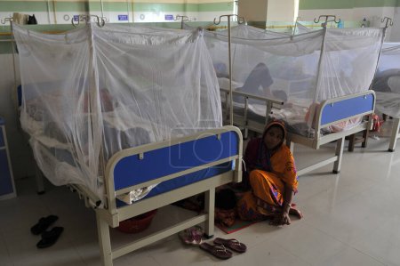 Foto de 26 de julio de 2023 Sylhet-Bangladesh: Una madre está sentada junto a su hijo infectado con dengue en la esquina del Sylhet MAG Osmani Medical College & Hospital, Sylhet, Bangladesh. Más de 20 pacientes ingresan en el Dengue Corner - Imagen libre de derechos