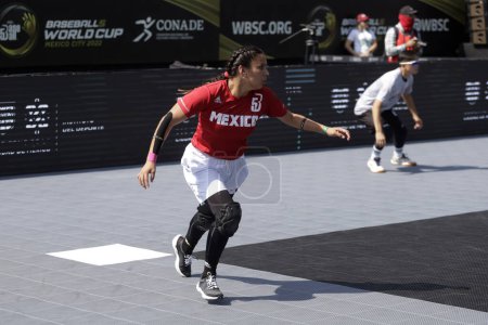 Foto de 10 de noviembre de 2022, Ciudad de México, México: La jugadora mexicana Vivian Bauelos en acción contra Hong Kong durante el partido entre México y Hong Kong en la Copa del Mundo de Béisbol 5 en el Zócalo - Imagen libre de derechos