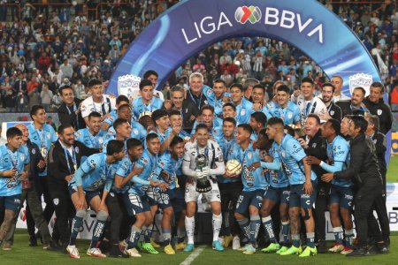 Téléchargez les photos : 30 octobre 2022, Pachuca, Mexique : L'équipe de Pachuca Tuzos remporte la Coupe de la Ligue MX des finales du tournoi d'ouverture de la Ligue mexicaine de football au stade Hidalgo - en image libre de droit