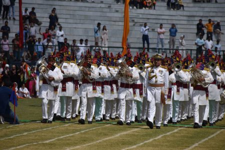 Téléchargez les photos : 15 août 2023, Srinagar, Inde : Célébrons avec fierté et honneur le 77e Jour de l'Indépendance ! La vue inspirante du drapeau national hissé au Bakshi Stadium Srinagar. le 15 août 2023, Srinagar, Inde - en image libre de droit