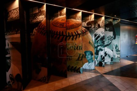 Téléchargez les photos : 28 octobre 2022, Monterrey, Mexique : Exposition du Temple de la renommée du baseball mexicain lorsque des objets d'exposition et l'histoire du monde et des légendes mexicaines du baseball dans le parc Fundidora situé dans l'état de Nuevo Leon - en image libre de droit