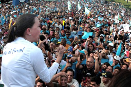 Téléchargez les photos : 11 août 2023, Marcaibo, Venezuela : Maria Corina Machado, le fleuron du parti Vente Venezuela, s'adresse à ses soutiens lors d'un rassemblement pour aspirer à être la candidate de l'opppssition, qui cherche à évic président socraliste Nicolas Maduro - en image libre de droit