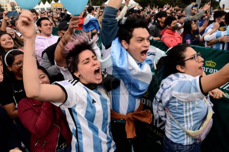 Foto de 18 de diciembre de 2022, Ciudad de México, México: Los aficionados argentinos celebran a Argentina como nuevo Campeón Mundial de la Copa Mundial de la FIFA en el Fan Fest de la FIFA en el Monumento a la Revolución. el 18 de diciembre de 2022 en Ciudad de México, México - Imagen libre de derechos