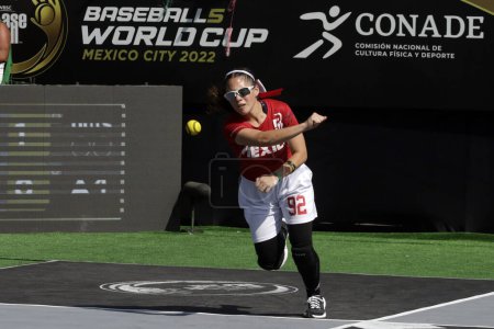 Foto de 10 de noviembre de 2022, Ciudad de México, México: La jugadora mexicana Marian Castro golpea la pelota contra Hong Kong durante el partido entre México y Hong Kong en la Copa Mundial de Béisbol 5 - Imagen libre de derechos