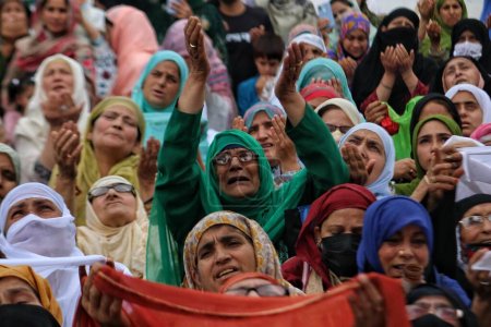 Foto de 07 de julio 2023, Srinagar Cachemira, India: Las mujeres musulmanas cachemires levantan la mano mientras oran al ver una reliquia del Profeta Muhammad durante las oraciones especiales en el aniversario de la muerte de Hazrat Usman Ghani, el tercer califa del Islam - Imagen libre de derechos
