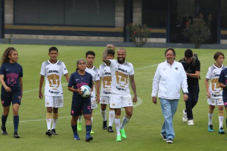 Foto de 23 de julio de 2022, Ciudad de México, México: El brasileño Daniel Alves da Silva durante su presentación como nuevo miembro del club de fútbol Pumas UNAM, en el campo de entrenamiento de Pumas - Imagen libre de derechos