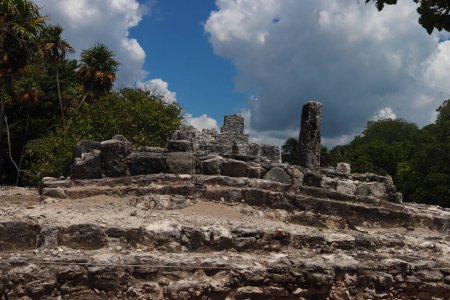 Foto de 25 de mayo de 2023 en Cancn, Quintana Roo:  Zona Arqueolgica El Meco, es un yacimiento arqueolgico de la cultura maya precolombina, localizado en el sureste de Mxico, en el territorio que hoy ocupa el estado de Quintana Roo - Imagen libre de derechos