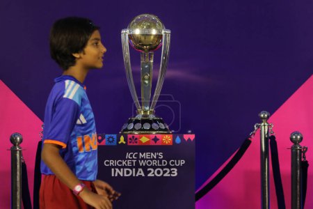 Téléchargez les photos : 06 juillet 2023, Kolkata, Inde : Les élèves regardent de plus près le trophée de la Coupe du monde ICC Mens du Conseil international de cricket, lors d'une visite du trophée dans une école - en image libre de droit