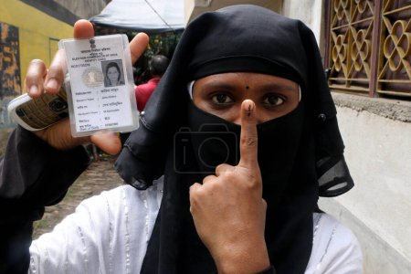 Foto de 08 de julio de 2023, Howrah, India: Un votante musulmán Wwonen muestra su dedo marcado con tinta indeleble después de emitir sus votos para el 'Panchayat' de Bengala Occidental o elecciones locales, en las afueras de Calcuta el 8 de julio de 2023 en Calcuta, India. (Foto de D - Imagen libre de derechos