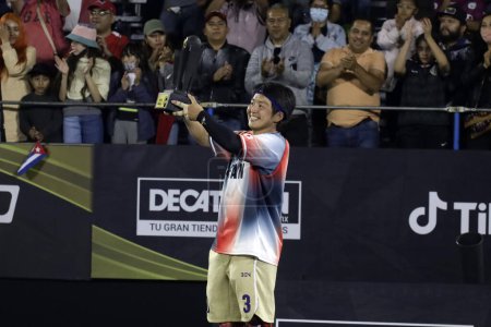 Foto de 12 de noviembre de 2022, Ciudad de México, México: Takeru Miyanohara, de Japón, ostenta el MVP en medios sociales durante la Copa Mundial de Béisbol 5, en el Zócalo de la Ciudad de México - Imagen libre de derechos