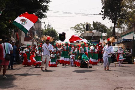 Foto de 05 de mayo de 2023 en Ciudad de México, México: Habitantes del barrio Peon de los Baos, participan durante el 93º desfile para conmemorar la Batalla de Puebla el 5 de mayo de 1862, ha sido declarada Patrimonio Cultural Inmaterial - Imagen libre de derechos