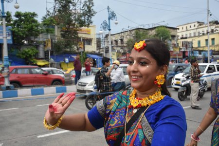 Foto de 28 de junio de 2023, Kolkata, India. Miles de devotos hindúes celebran el Ulta-Rath Yatra (Viaje de carros con deidades de Jagannath, Balaram y Subhadra) que organizó la Sociedad Internacional para la Conciencia de Krishna (ISKCON), el 28 de junio. - Imagen libre de derechos