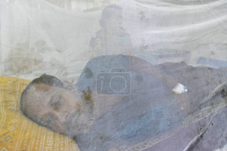 Téléchargez les photos : 11 juillet 2023 Sylhet-Bangladesh : Les personnes atteintes de dengue reçoivent un traitement au coin de la dengue du Sylhet MAG Osmani Medical College Hospital, Bangladesh. Plus de 6 patients sont actuellement sous traitement dans ce coin de la Dengue. Le nombre de patients atteints de dengue diagnos - en image libre de droit