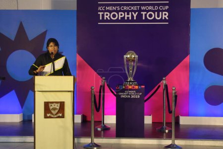Téléchargez les photos : 06 juillet 2023, Kolkata, Inde : L'ancienne joueuse de cricket indienne Jhulan Goswami parle à côté du trophée de la Coupe du monde de cricket lors du tour du monde de cricket masculin ICC dans une école - en image libre de droit