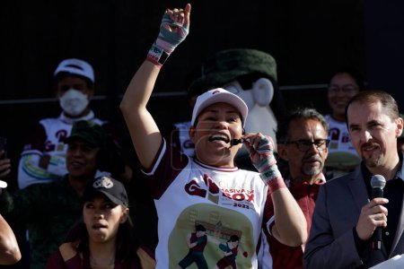 Téléchargez les photos : 17 juin 2023, Mexico, Mexique : Ana Maria La Guerrera Torres, ancienne championne du monde de boxe dans la catégorie Boxe massive au Zocalo à Mexico - en image libre de droit