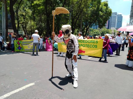 Téléchargez les photos : 9 août 2023, Mexico, Mexique : Diverses organisations autochtones participant au défilé Mega Calenda à l'occasion de la Journée internationale des peuples autochtones sur l'avenue Reforma à Mexico. le 9 août 2023 à Mexico, Mexique (Photo Luis Ba - en image libre de droit