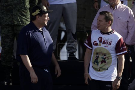 Téléchargez les photos : 17 juin 2023, Mexico, Mexique : Le président du Conseil mondial de boxe Mauricio Sulaiman avec l'ancien champion du monde de boxe Julio Cesar Chavez dans la classe de boxe massive au Zocalo à Mexico - en image libre de droit
