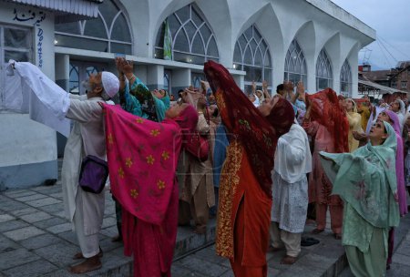Foto de 16 de julio de 2023, Srinagar Cachemira, India: Los musulmanes cachemires levantan sus manos mientras oran al ver una reliquia del Profeta Muhammad (PBUH) durante las oraciones especiales en el aniversario del martirio de Hazrat Umar Farooq (RA), el segundo Califa del Islam, en Hazr - Imagen libre de derechos