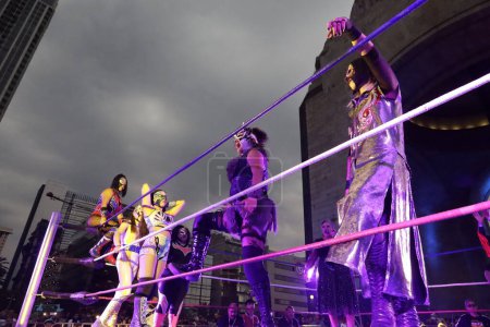 Téléchargez les photos : 12 mai 2023, Mexico, Mexique : les catcheuses offrent un spectacle de lutte dans le cadre des célébrations de la fête des mères au Monument de la Révolution - en image libre de droit
