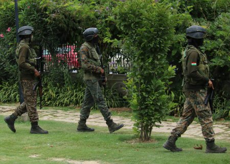 Téléchargez les photos : 14 août 2023, Srinagar Cachemire, Inde : Des soldats paramilitaires indiens patrouillent lors d'une opération de recherche à Srinagar, avant le 77e jour de l'indépendance du pays. Le 14 août 2023 à Srinagar Cachemire, Inde. (Photo de Firdous Nazir / Eyepix Group) - en image libre de droit