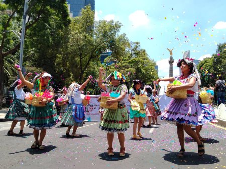 Téléchargez les photos : 9 août 2023, Mexico, Mexique : Diverses organisations autochtones participant au défilé Mega Calenda à l'occasion de la Journée internationale des peuples autochtones sur l'avenue Reforma à Mexico. le 9 août 2023 à Mexico, Mexique (Photo Luis Ba - en image libre de droit