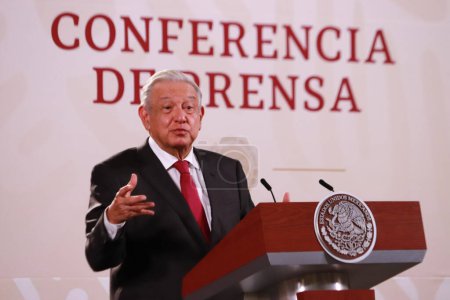 Téléchargez les photos : 23 août 2023 à Mexico, Mexique : Le président du Mexique, Andres Manuel Lopez Obrador, gesticule lors de la conférence d'information devant les journalistes au palais national le 23 août 2023 à Mexico, Mexique - en image libre de droit