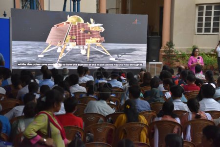 Téléchargez les photos : 23 août 2023, Kolkata, Inde. Grand public observant la diffusion en direct de la mission Chandrayaan-3 Atterrissage en douceur sur la Lune près du pôle sud lunaire par l'Organisation indienne de recherche spatiale (ISRO)) - en image libre de droit