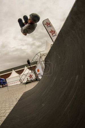 Téléchargez les photos : Un jeune homme fait des cascades sur un skateboard - en image libre de droit
