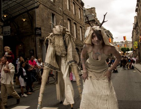 Téléchargez les photos : Une femme pose lors d'un festival médiéval à Frnace - en image libre de droit