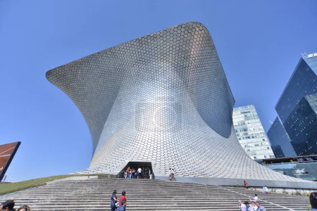 Foto de El Museo Soumaya es una institución cultural unida en 1994 diseñada por el arquitecto mexicano Fernando Romero - Imagen libre de derechos