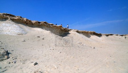 Téléchargez les photos : La péninsule de Zekreet (Qatar) est une destination populaire pour les touristes étrangers en raison de ses plages intactes et de ses formations rocheuses calcaires - en image libre de droit